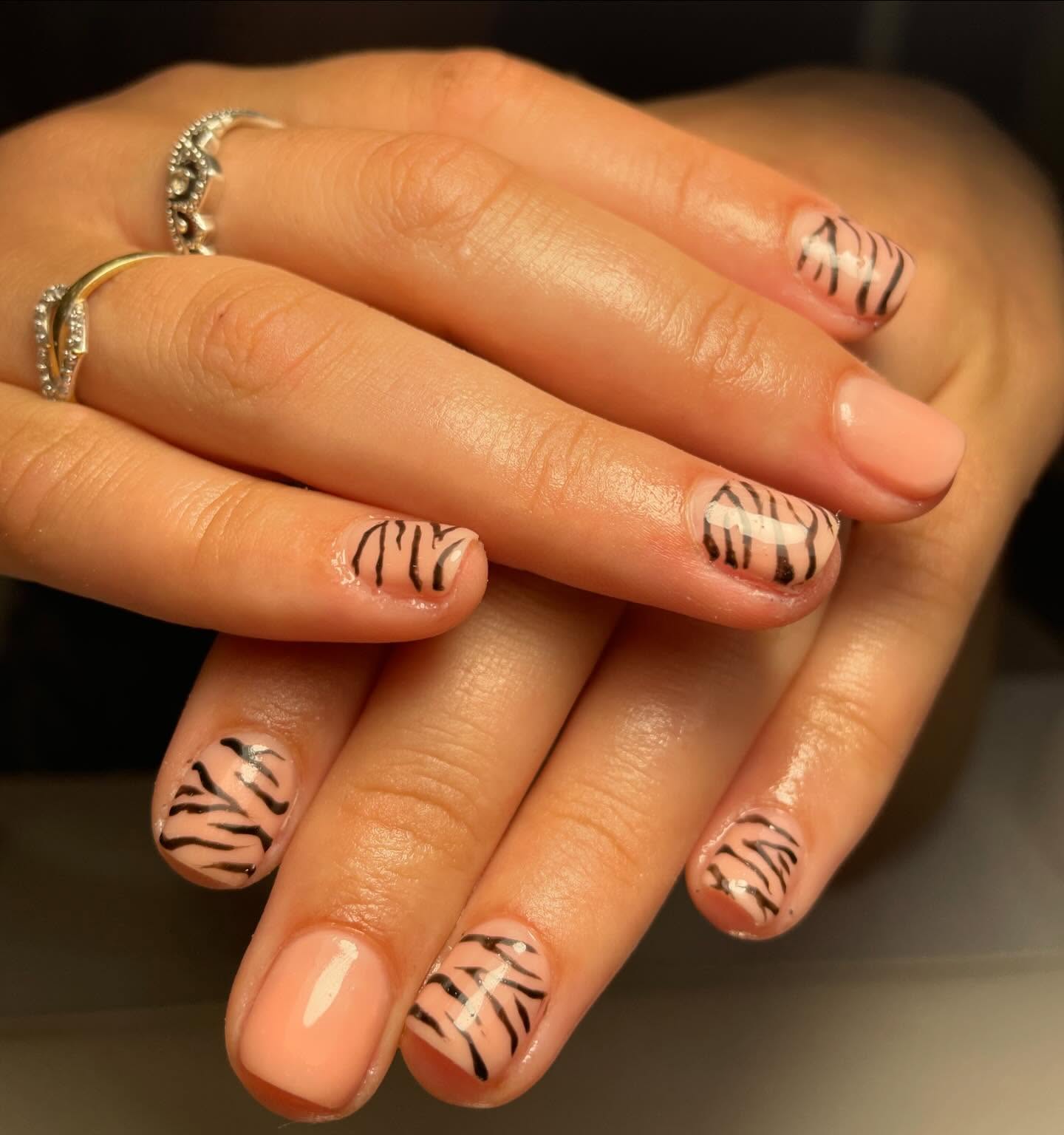 Manicura con diseño de cebra
